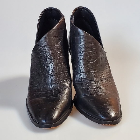 Vince Camuto Jorgetta Croc Embossed Booties Size 9M. - Picture 6 of 7